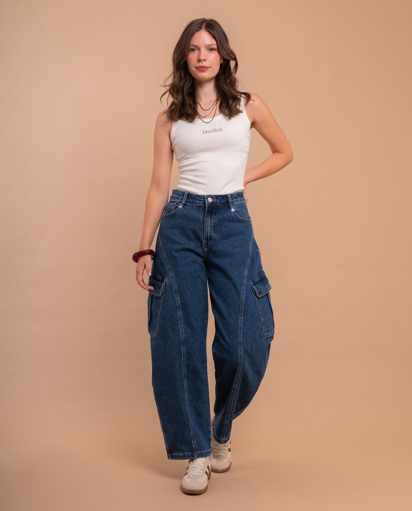 Model in weißem Top und blauer Cargo-Jeans