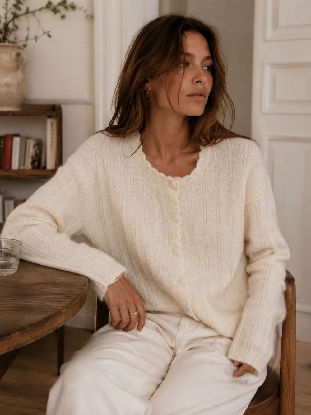 Model in cremefarbenem Strick-Set