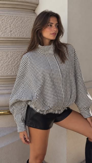 Model in kariertem Oversize-Hemd und Shorts