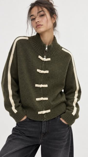 Model in olivgrüner Strickjacke mit Knebelverschlüssen